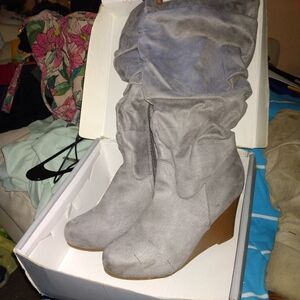 Size 10 boots tan in color